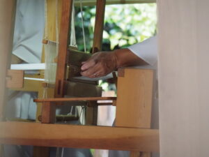 八尋殿での奉織作業（神麻続機殿神社）