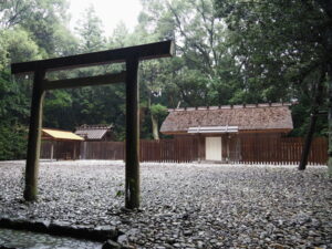 神麻続機殿神社と八尋殿