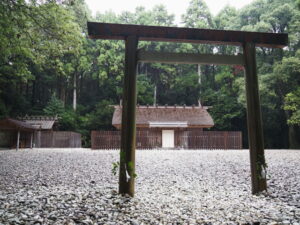 神服織機殿神社と八尋殿