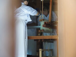 八尋殿での奉織作業（神服織機殿神社）
