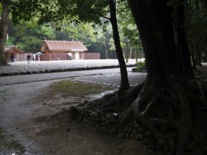 神服織機殿神社と八尋殿
