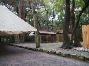 御塩殿祭のテントや幄舎が残された御塩殿神社