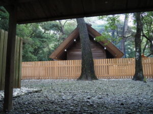 御塩殿神社に残された幄舎から望む御塩殿