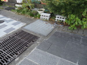 つるや旅館の北側にある集水桝（伊勢市本町）