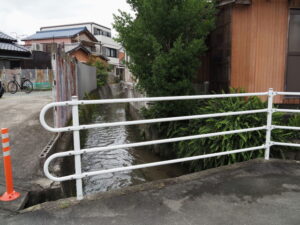 暗渠から開渠となる清川（伊勢市辻久留）