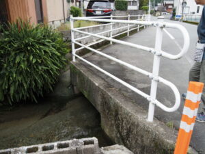 暗渠から開渠となる清川（伊勢市辻久留）
