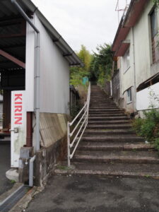 浦口町墓地（天神丘）へと続く階段