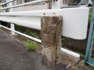 山名橋の親柱脇を流れる清川（伊勢市浦口）