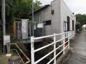 今之社公園と宮町公民館の間を流れる清川（伊勢市曽祢と宮町の境界）