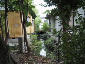 今社と宮町公民館の間を流れる清川（伊勢市宮町）
