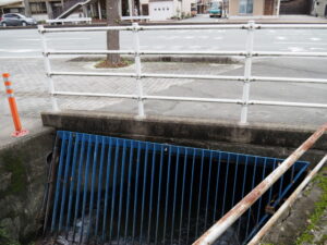 宮町公民館と今之社公園の間を流れる清川（伊勢市曽祢と宮町の境界）