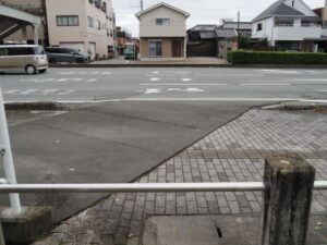 県道37号の下を暗渠で流れる清川（伊勢市曽祢）