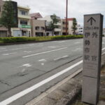 県道37号の下を暗渠で流れる清川（伊勢市曽祢）