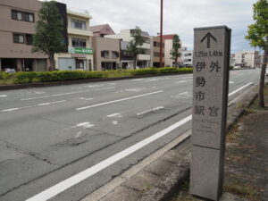 県道37号の下を暗渠で流れる清川（伊勢市曽祢）