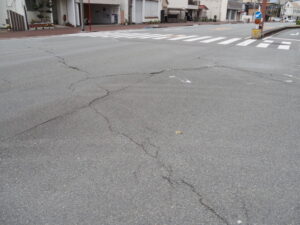 曽祢交差点で県道37号を斜めに横切る清川（伊勢市曽祢）