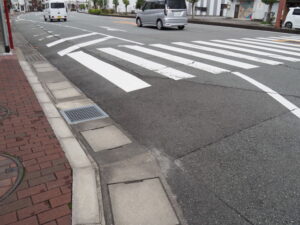 曽祢交差点で県道37号を斜めに横切る清川（伊勢市曽祢）