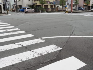 曽祢交差点で県道37号を斜めに横切る清川（伊勢市曽祢）