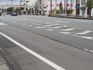 県道37号の下を暗渠で流れる清川（伊勢市曽祢）