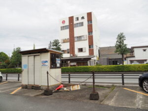 県道37号脇にある駐車場の下を暗渠で流れる清川（伊勢市大世古）