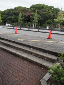 県道37号脇にある駐車場下を暗渠で流れる清川（伊勢市一之木）