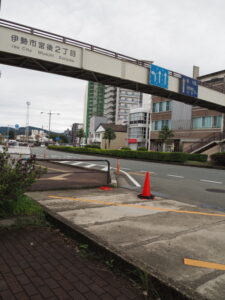 県道37号脇にある駐車場下を暗渠で流れる清川（伊勢市宮後）