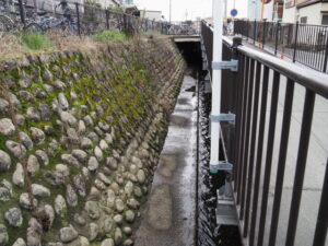 伊勢市駅北口から豊川との合流地点へ流れる清川