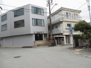 河崎本通りとの分岐付近（伊勢市河崎と吹上の境界付近）