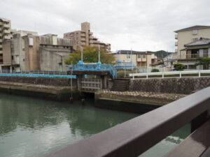 清川が勢田川へと落ちる吹上1号樋管