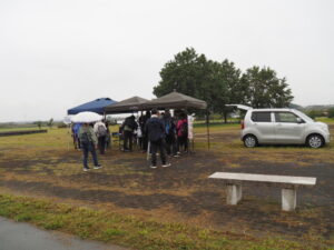 お弁当の受取(宮川ラブリバー公園にて)