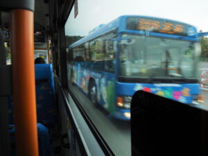 サンアリーナでのCANばすとの対向(CANばすにて)