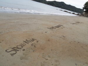 粟皇子神社前の海岸にて