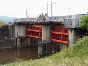 補修される汁谷水門（汁谷川）