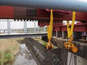 補修される汁谷水門（汁谷川）