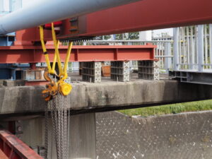 補修される汁谷水門（汁谷川）