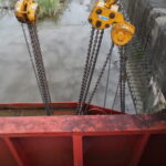 補修される汁谷水門（汁谷川）