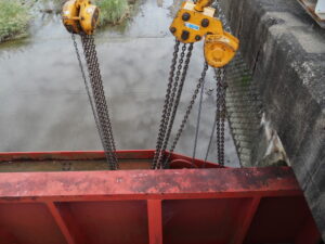 補修される汁谷水門（汁谷川）