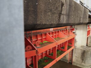 補修される汁谷水門（汁谷川）