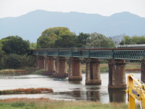 宮川橋梁の橋脚に係留され続ける小舟