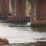 宮川橋梁の橋脚に係留され続ける小舟