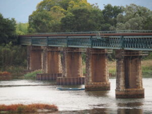 宮川橋梁の橋脚に係留され続ける小舟