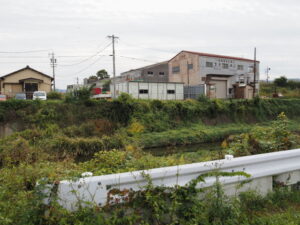 汁谷川を挟んで圧送設備ヤードの遠望