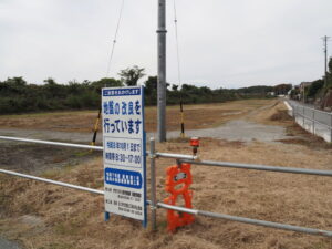 新しい宮川橋のA2橋台が建設され、いずれは小俣小学校の脇へと続く高向小俣線の用地