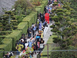 氏郷まつり 武者行列（松坂城跡からの遠望）