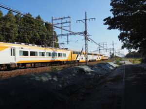 近鉄 明星1号踏切道付近