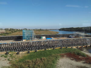 JR参宮線 宮川橋梁から眺めた新宮川橋の橋脚工事現場