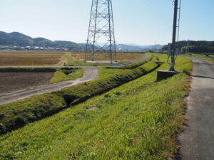 佐奈川右岸の堤防