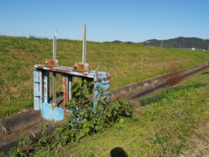 佐奈川右岸の堤防から水路を越えて下の農道へ