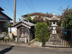 薬師堂と両宮常夜燈(多気町五佐奈)