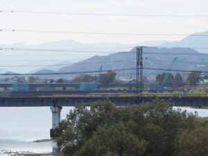 豊浜大橋から遠望した新宮川橋の橋脚工事現場