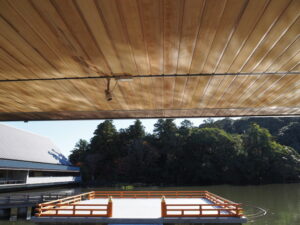 せんぐう館休憩舎から望むせんぐう館と奉納舞台と勾玉池